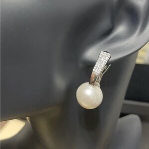 White Pearl Drop Earrings / Aretes de Perla colgantes